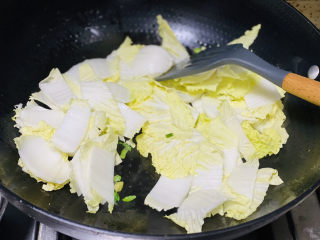 油豆腐炒白菜,加入大白菜；