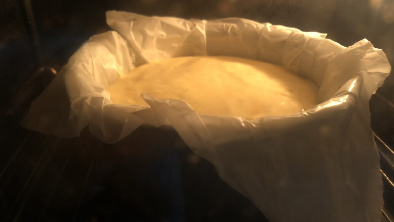 巴斯克·咸蛋黄芝士蛋糕,烤箱预热200度。