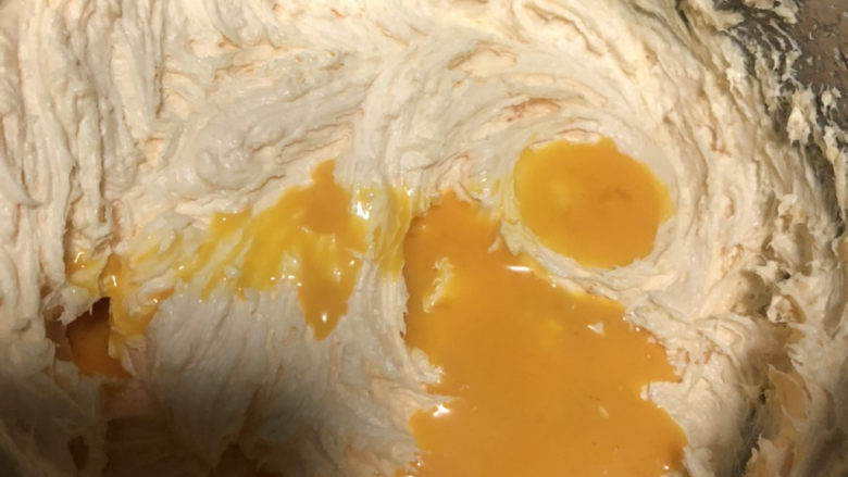 巴斯克·咸蛋黄芝士蛋糕,少量倒入蛋液。