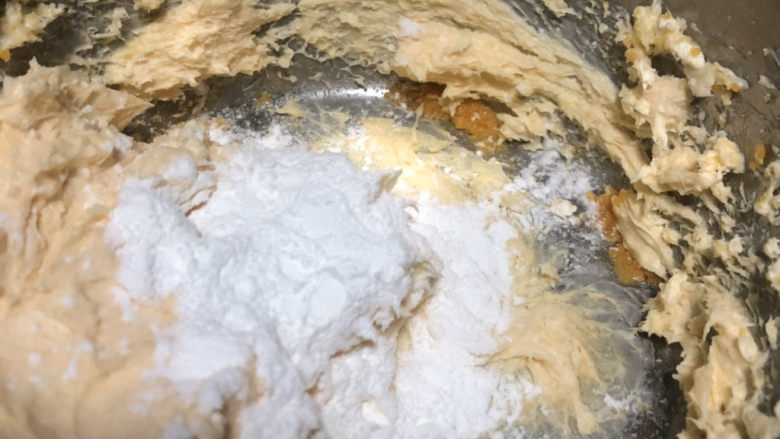 巴斯克·咸蛋黄芝士蛋糕,过筛加入淀粉。