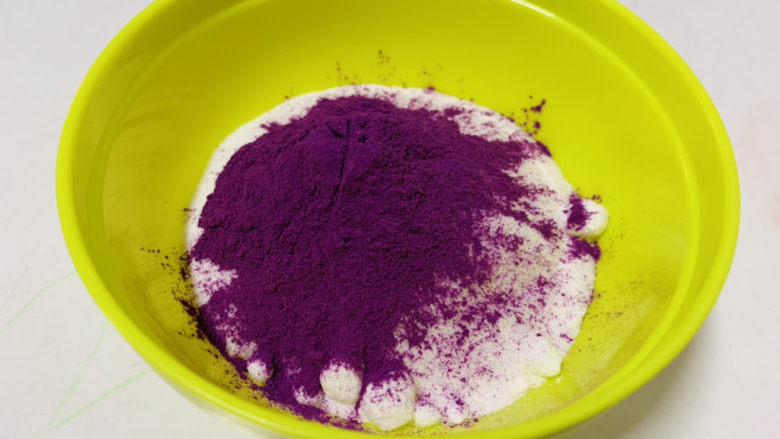 紫薯布丁,将紫薯粉和白凉粉混合