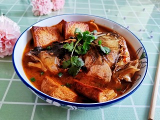 鱼头豆腐煲,炖好盛出撒上葱花和香菜即可，鱼头豆腐堡就做好了
