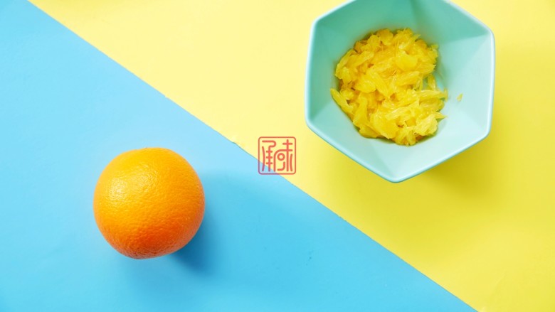 芒果+鲜橙+鸡胸肉=周末的简单午餐,1、橙子剥出果肉、<a style='color:red;display:inline-block;' href='/shicai/ 598'>芒果</a>切块。