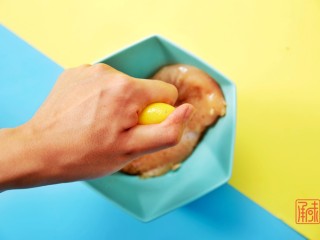 芒果+鲜橙+鸡胸肉=周末的简单午餐,5、加入半个柠檬的柠檬汁，腌制15分钟。