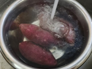 紫薯发糕,紫薯洗净