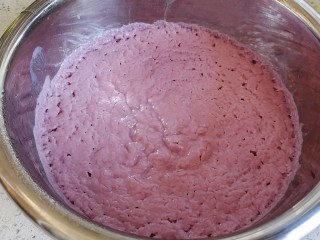 紫薯发糕,醒发至蜂窝状，排气