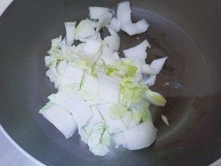 油豆腐炒白菜,先放入白菜梗翻炒再加入菜叶炒至断生