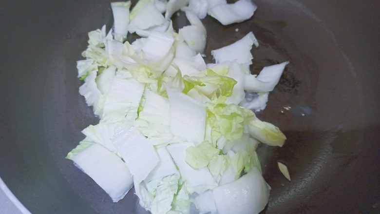 油豆腐炒白菜,先放入白菜梗翻炒再加入菜叶炒至断生