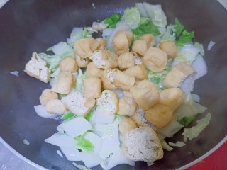 油豆腐炒白菜,加入油豆腐翻炒