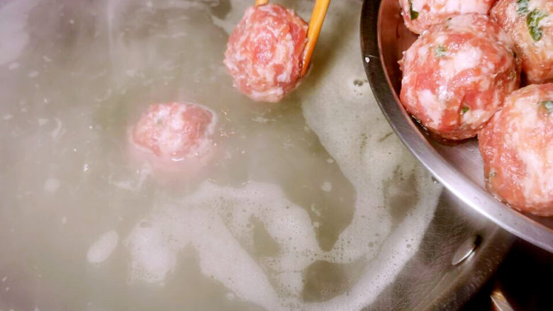 肉丸粉丝汤,调为中小火，将肉丸子一颗一颗放入锅中
