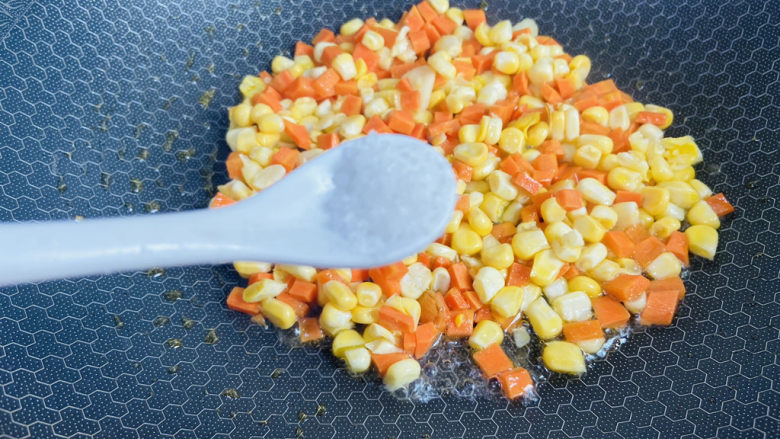 胡萝卜炒玉米,根据个人口味加入适量的盐