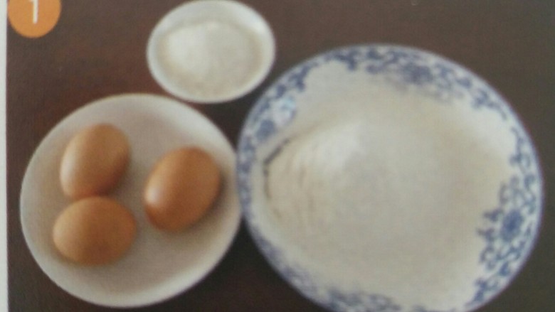 老式小蛋糕,1.把<a style='color:red;display:inline-block;' href='/shicai/ 9'>鸡蛋</a>打入厨师机的盆中(用普通的盆也可),放入白砂糖，用打蛋器打发。