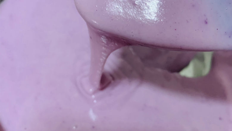 紫薯发糕,搅拌成浓稠状，呈带状滴落，就可以了，如果在稀可以加点低筋面粉