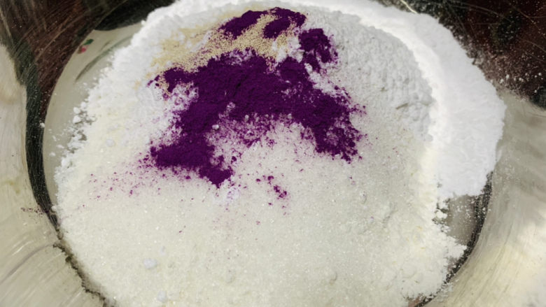 紫薯发糕,在倒入紫薯粉，先搅拌均匀
