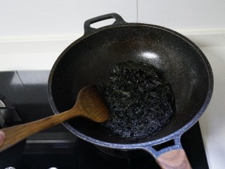 紫菜炒饭，太香了！,锅里倒少许油，放入紫菜炒至两面变色变脆。