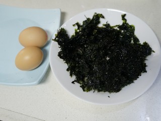 紫菜炒饭，太香了！,取出紫菜用剪刀剪细，准备两个鸡蛋。