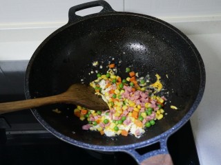 紫菜炒饭，太香了！,倒入玉米粒，胡萝卜丁，火腿肠，青豆和葱花翻炒片刻。