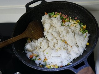 紫菜炒饭，太香了！,接着倒入米饭，用锅铲把米饭压成一粒一粒的。