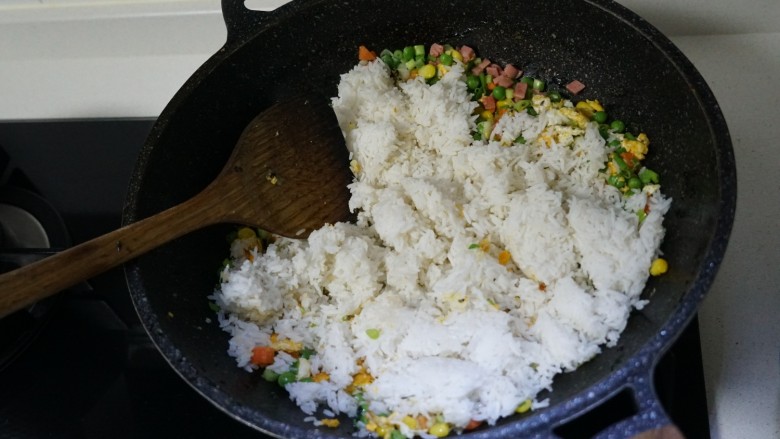 紫菜炒饭，太香了！,接着倒入米饭，用锅铲把米饭压成一粒一粒的。