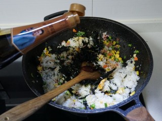紫菜炒饭，太香了！,倒入酱油，蚝油，盐。