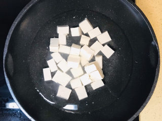 榨菜豆腐汤,加入锅里，加水