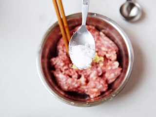 肉丸粉丝汤,加白糖提鲜增香，白糖可以使肉馅具有复合的口味。
