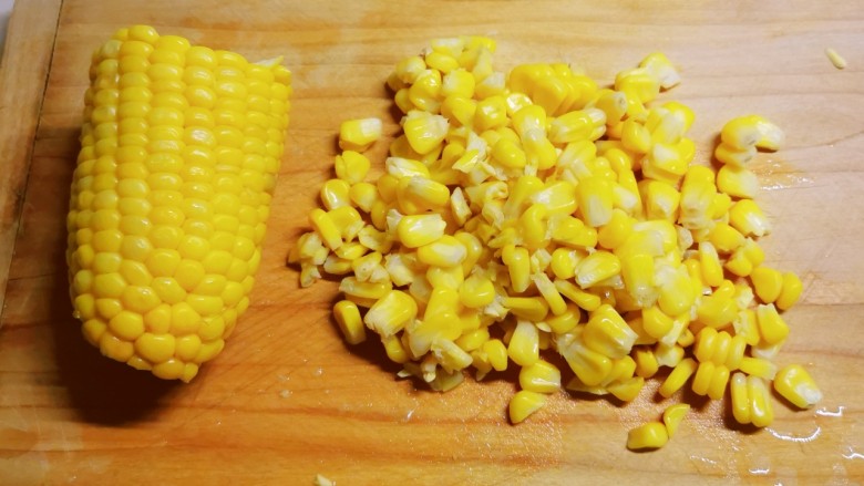胡萝卜炒玉米,取下半个玉米量的玉米粒。