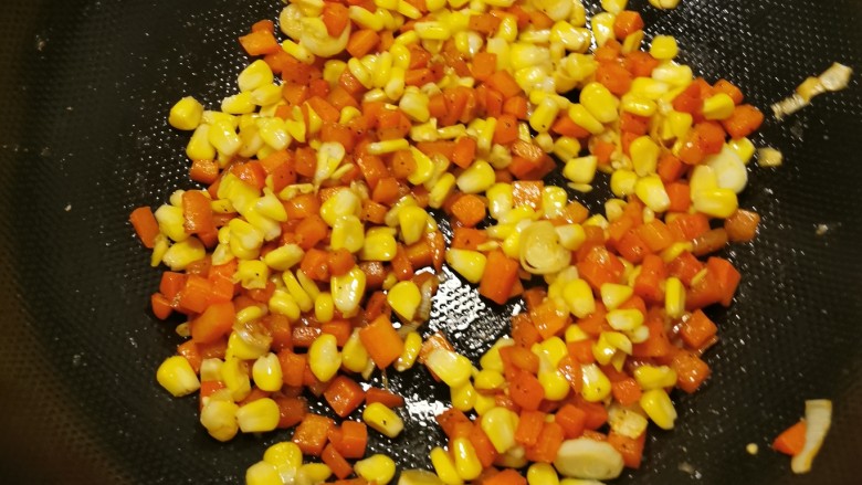 胡萝卜炒玉米,翻炒入味，约1分钟关火出锅。