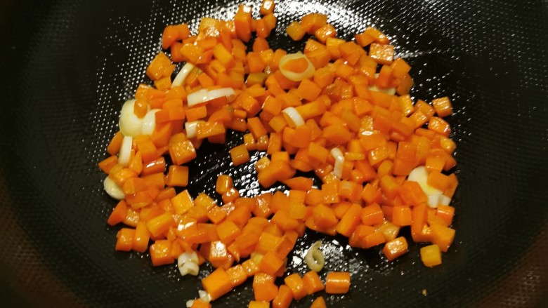 胡萝卜炒玉米,翻炒出葱香味。