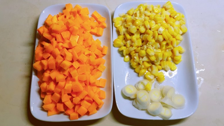 胡萝卜炒玉米,食材处理好了。