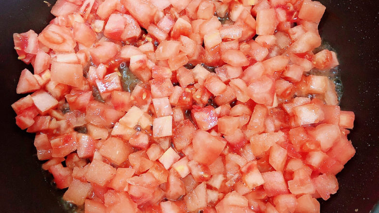 西红柿鸡蛋饺子,锅中倒入少许油，放入西红柿翻炒均匀。