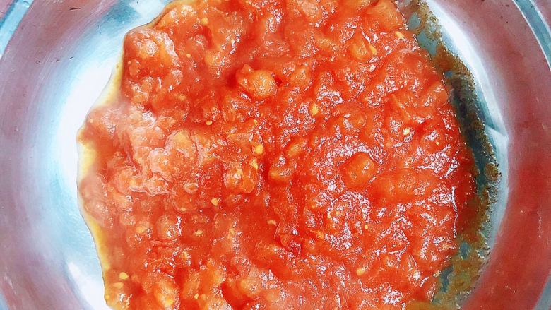 西红柿鸡蛋饺子,西红柿泥倒入盆中。