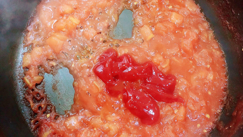西红柿鸡蛋饺子,将西红柿中的水份逐渐炒少，放入番茄沙司。