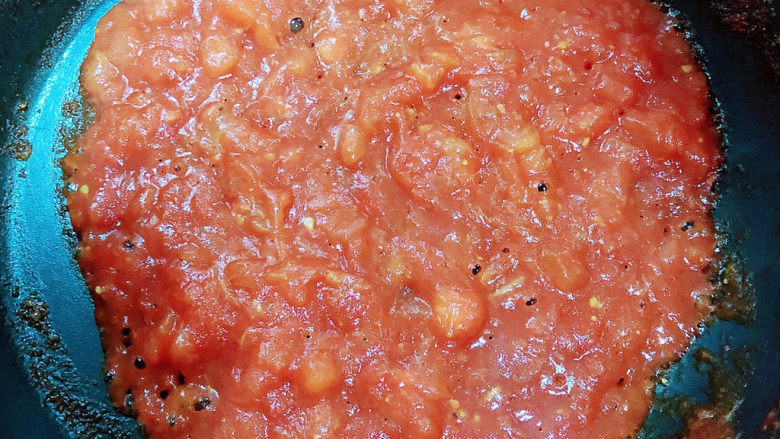 西红柿鸡蛋饺子,浓浓的番茄泥炒好了。
