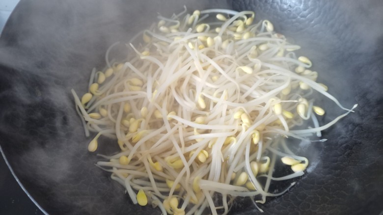 黄豆芽拌海带,放入黄豆芽焯水2-3分钟，捞出沥水