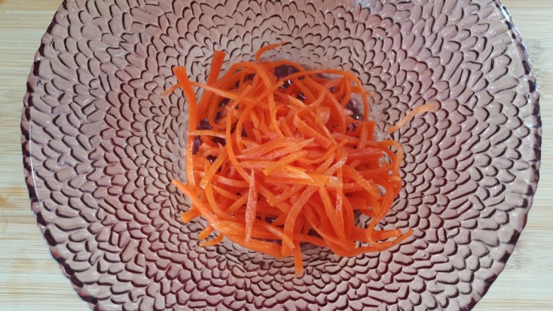 黄豆芽拌海带,腌好的胡萝卜挤出水份放入碗中