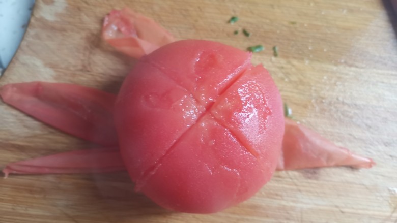 西红柿鸡蛋饺子,烫好之后剥掉外皮