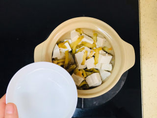 榨菜豆腐汤,加入半碗清水