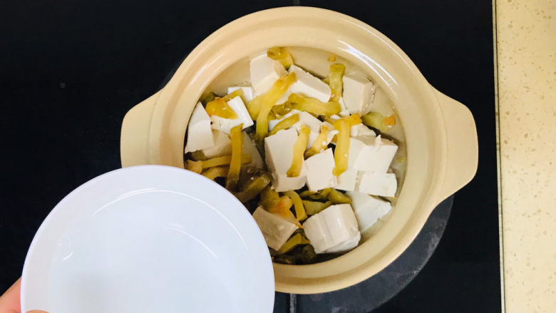 榨菜豆腐汤,加入半碗清水