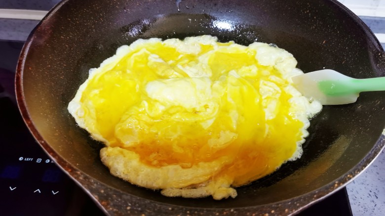 西红柿鸡蛋饺子,热油倒入鸡蛋炒至凝固