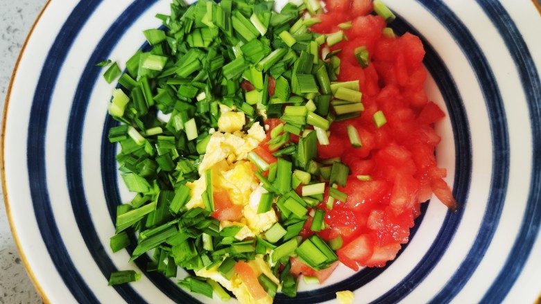 西红柿鸡蛋饺子,将鸡蛋，西红柿，韭菜一起盛入碗里