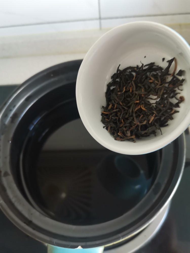 珍珠奶茶,另起锅烧水，煮茶叶3分