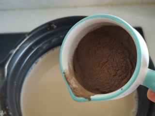 烧仙草奶茶冻,然后把牛奶到回锅里，加入黑凉粉