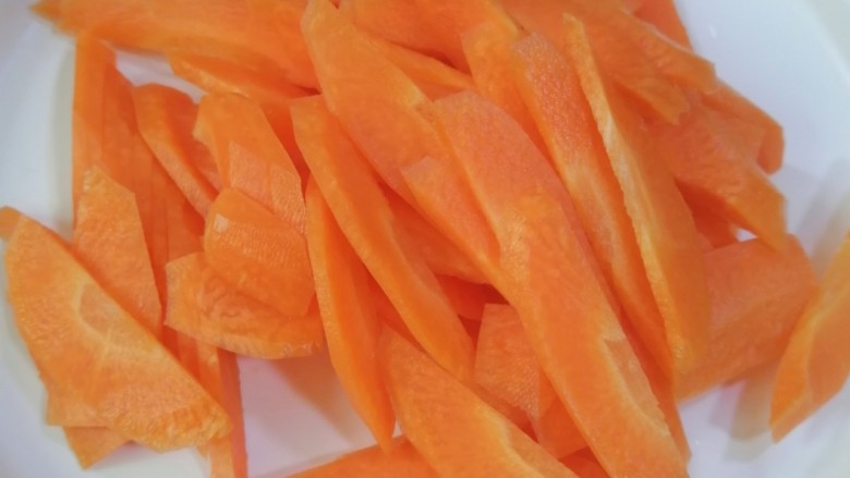 黄瓜炒胡萝卜,同样方法，把胡萝卜也切片