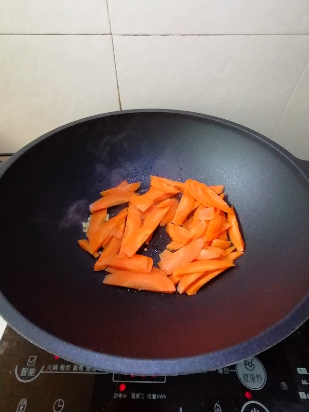 黄瓜炒胡萝卜,加入胡萝卜片，炒一分钟左右