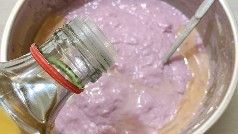 紫薯发糕,再加适量食用油，搅拌至顺滑的面糊