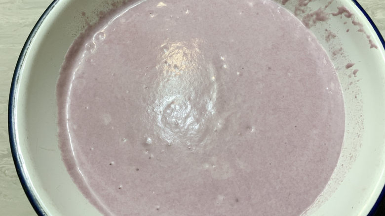 紫薯发糕,搅拌均匀，放在温暖处，醒发至原来的两倍大，然后再次打发消泡，再重复一次操作