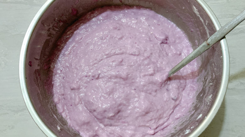 紫薯发糕,搅拌至如图黏糊的浓稠状