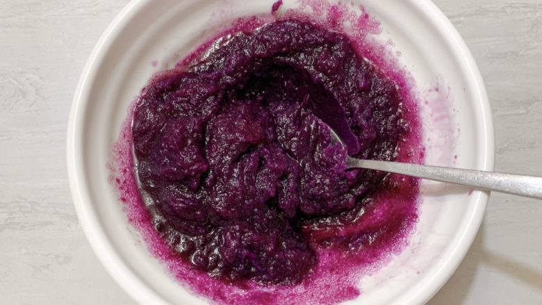 紫薯发糕,将120g的紫薯加入白砂糖中，搅拌均匀。