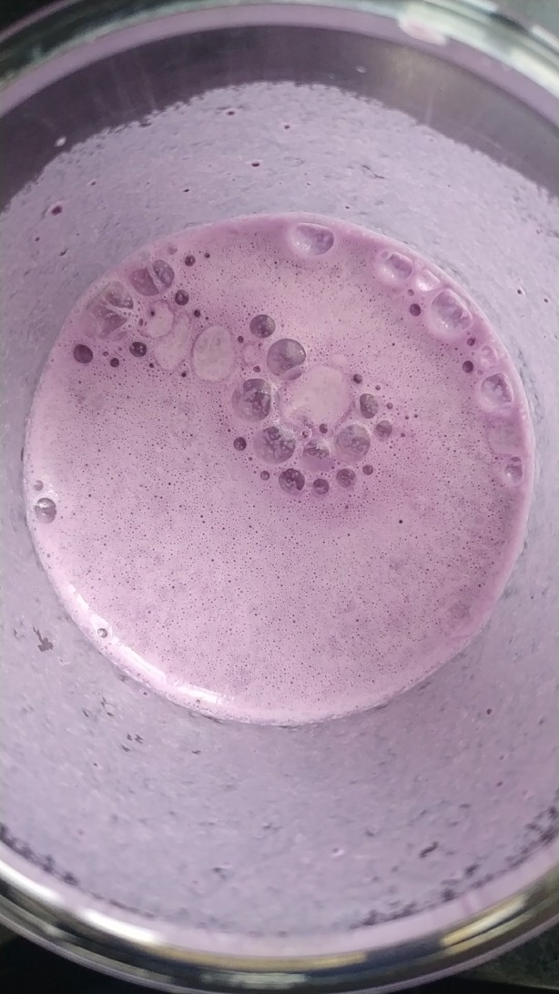 紫薯布丁,将紫薯放入料理杯之后，加入250毫升牛奶，高速1分钟变成紫薯奶昔